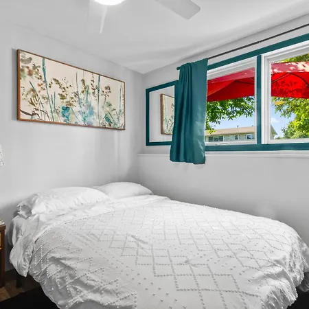 Budget Compact Stay On 6Th Ave